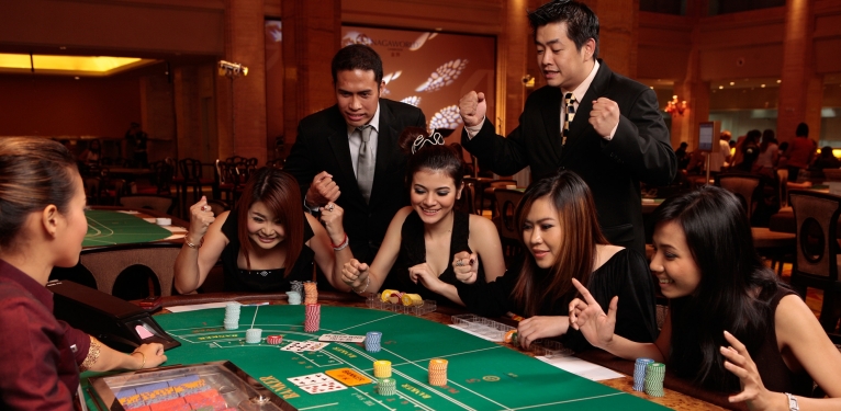 casino deposit 10 play with 50